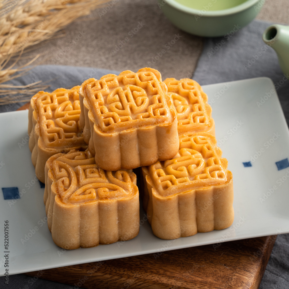 美味的绿豆月饼中秋食品月饼灰色餐桌背景。