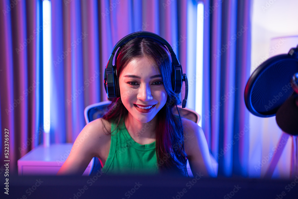 亚洲美女Esport女玩家在电脑上玩在线视频游戏。