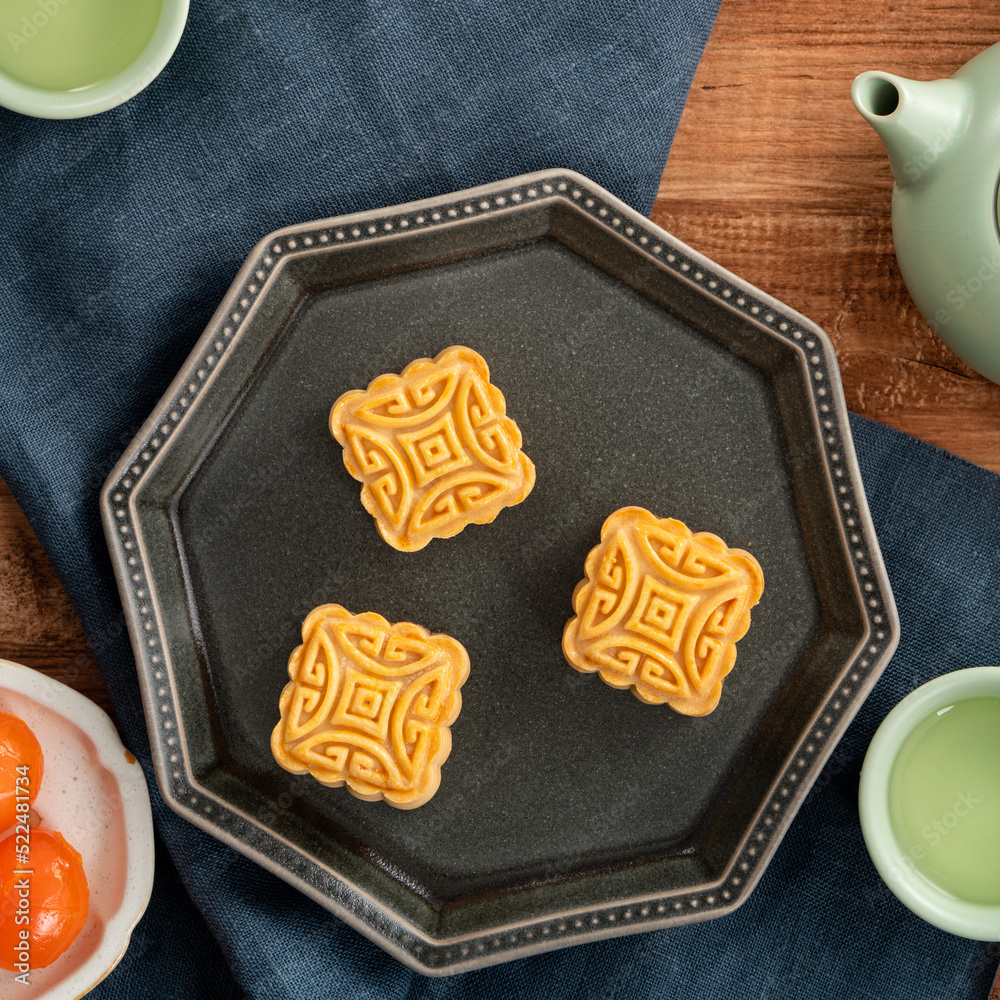 美味的绿豆月饼中秋食品月饼灰色餐桌背景。