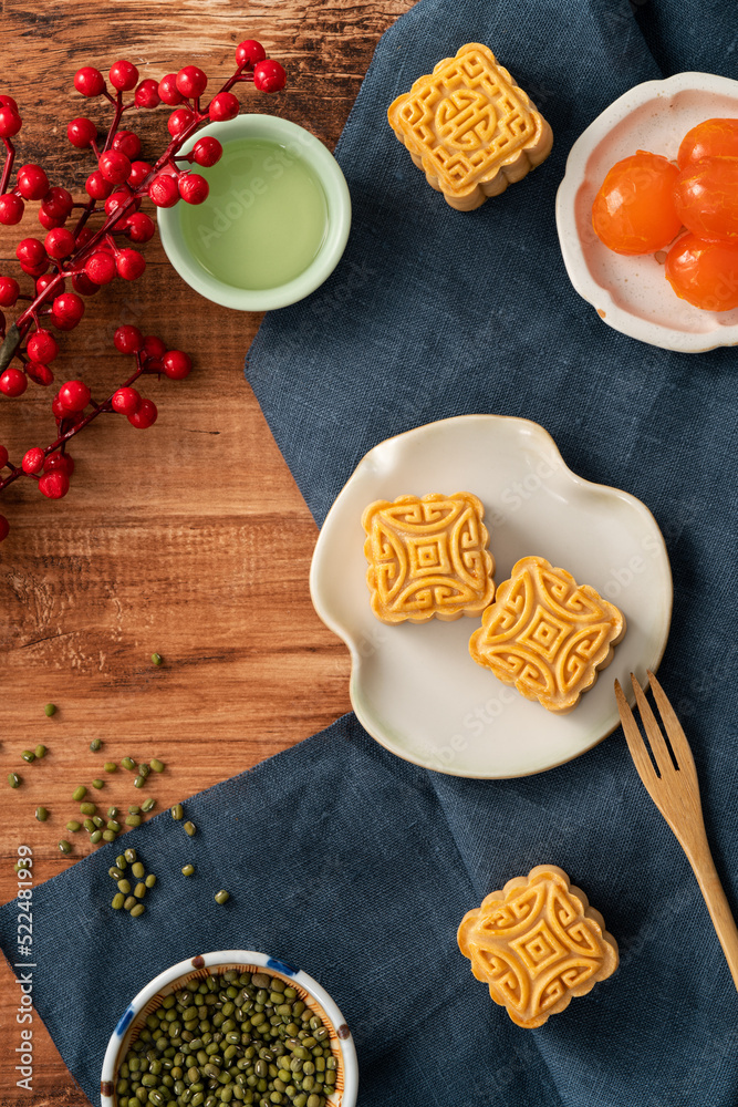 美味的绿豆月饼中秋食品月饼灰色餐桌背景。