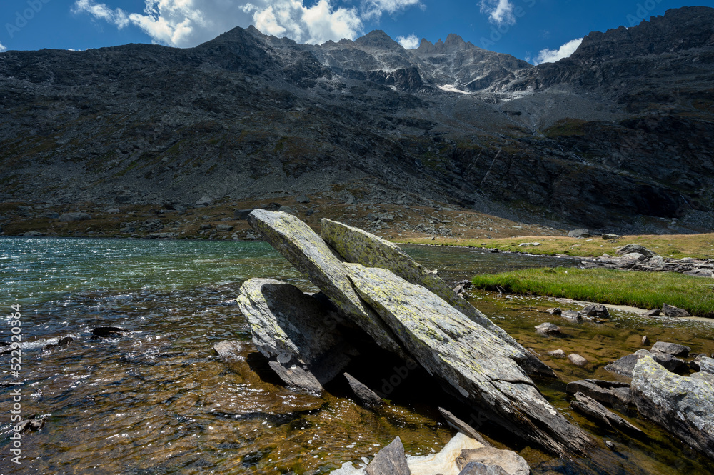 Lac de Savine dans le massif de la Vanoise dans les Alpes en été en France 