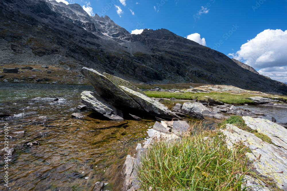 Lac de Savine dans le massif de la Vanoise dans les Alpes en été en France 