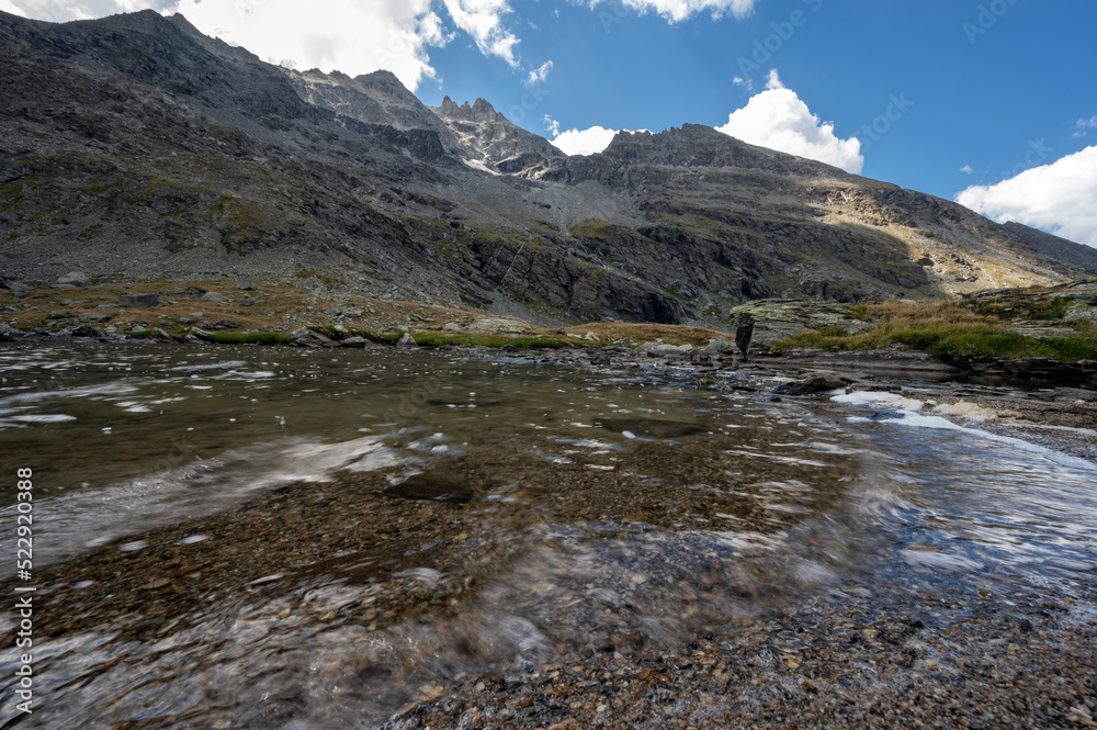 Lac de Savine dans le massif de la Vanoise dans les Alpes en été en France 