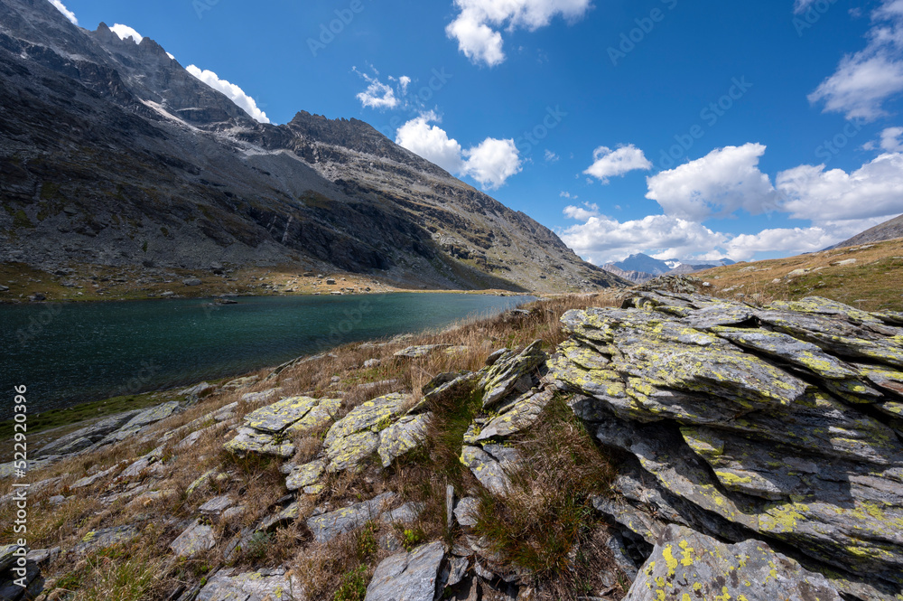 Lac de Savine dans le massif de la Vanoise dans les Alpes en été en France 