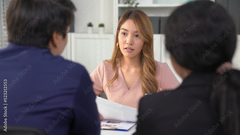 一位年轻的亚洲女性候选人试图通过自己的能力给面试官留下深刻印象。国际合作