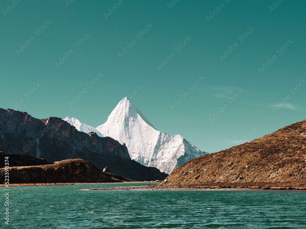 中国稻城亚丁羊麦涌山和博雍错湖