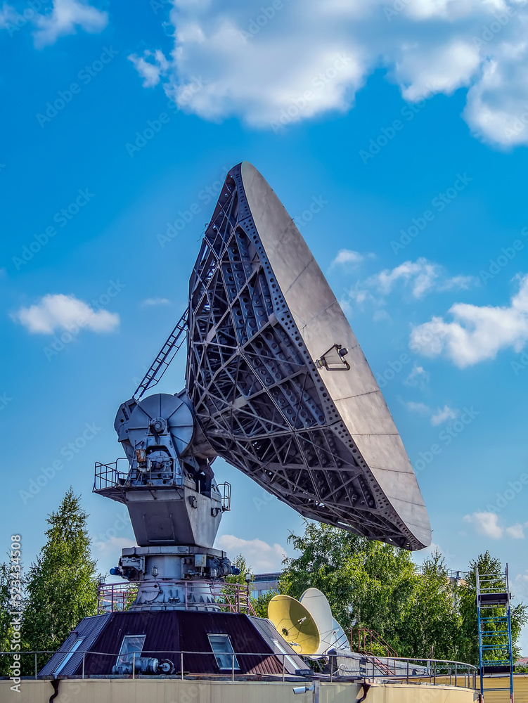 用于互联网流量和电信的巨型碟形卫星天线和中继器