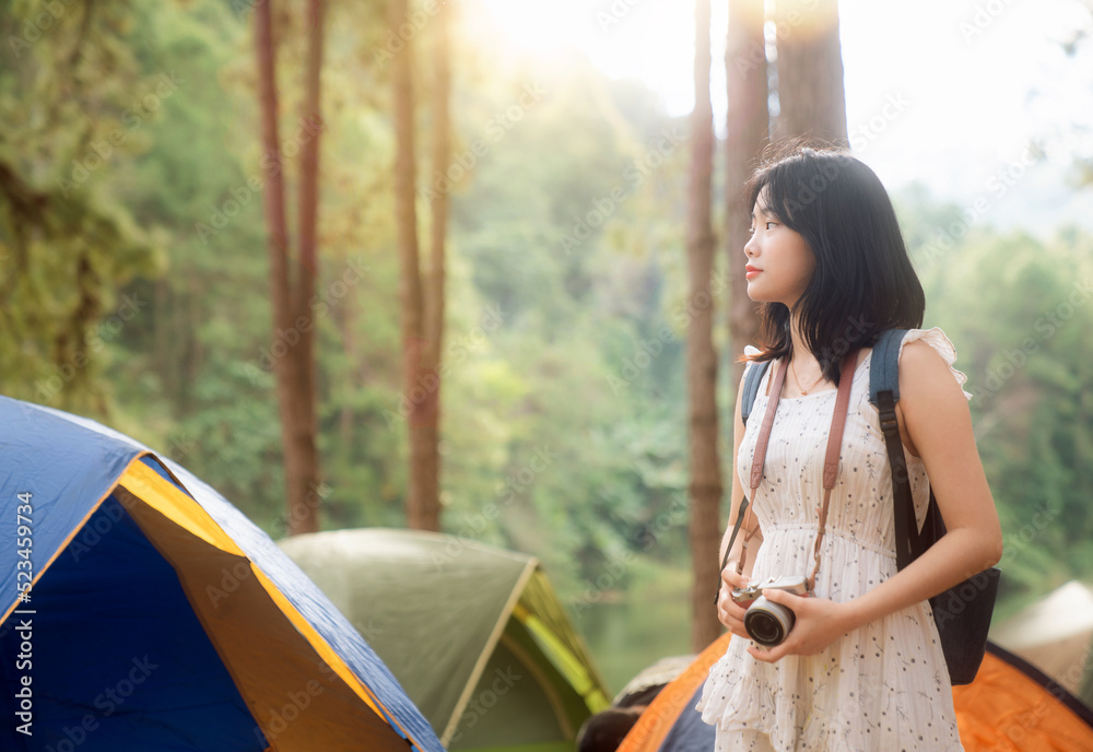 亚洲女孩在Pang umg公园的公园里旅行和散步