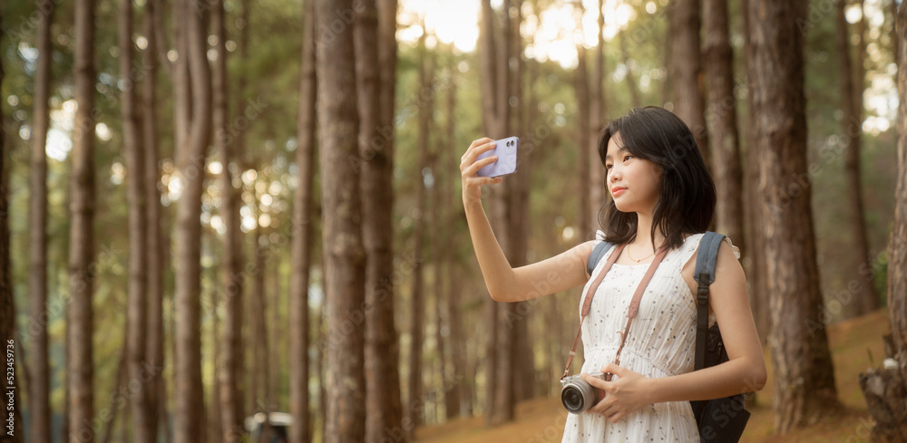 亚洲女孩在Pang umg公园的桥上旅行和行走