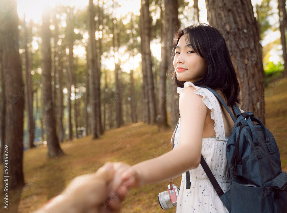 亚洲女孩在Pang umg公园的桥上旅行和行走