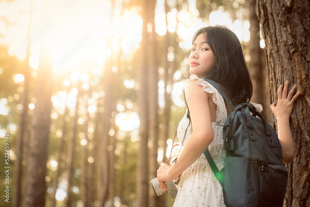 亚洲女孩在班公Pang-umg公园的桥上旅行和行走