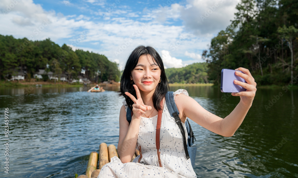 亚洲旅行女孩在槟城竹船上的自拍