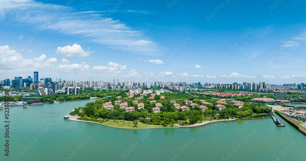 中国苏州城市天际线和湖景现代建筑的鸟瞰图。