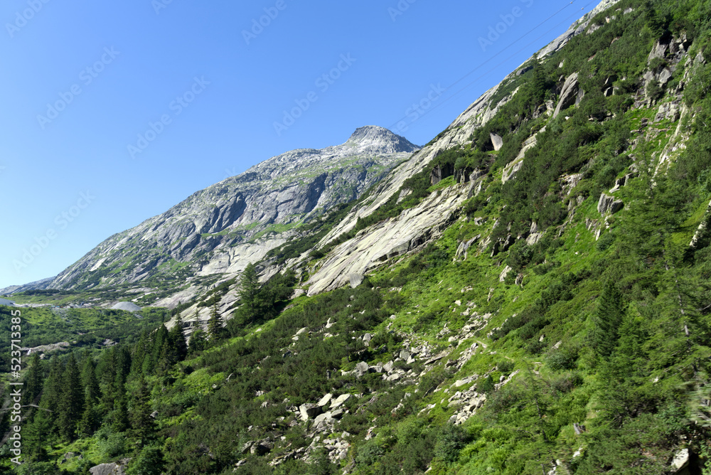 阳光明媚的夏日，伯尔尼州格里姆塞尔瑞士山口的山脉全景。照片拍摄于Ju