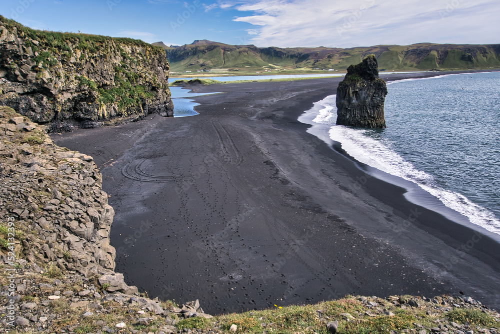 Reynisfjara-冰岛的黑色海滩，单一的岩石和悬崖