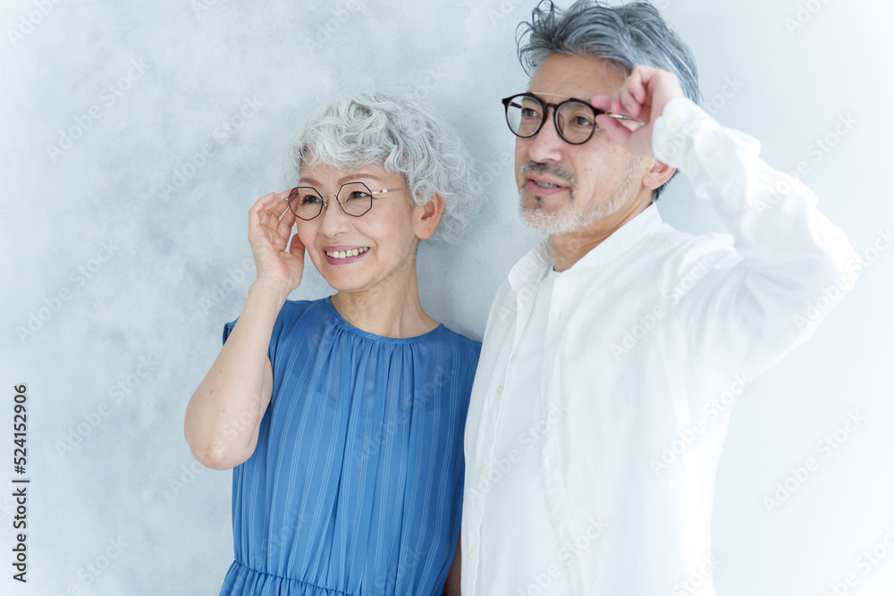 眼鏡をかけたグレイヘアのカップルのポートレート