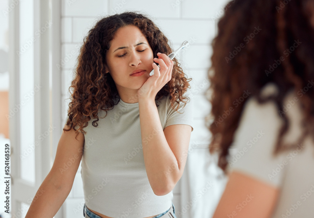 早上刷牙的女性的牙痛、口腔疼痛和牙齿敏感性。非洲a