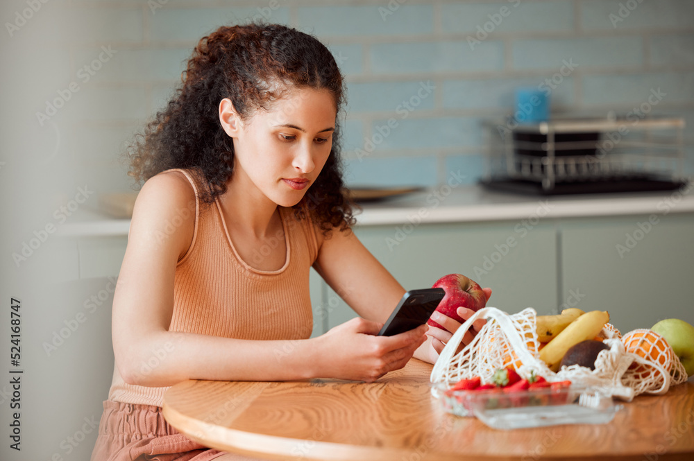 在手机上研究苹果的女性的饮食、健康心态和健康食品。年轻女性营养学家