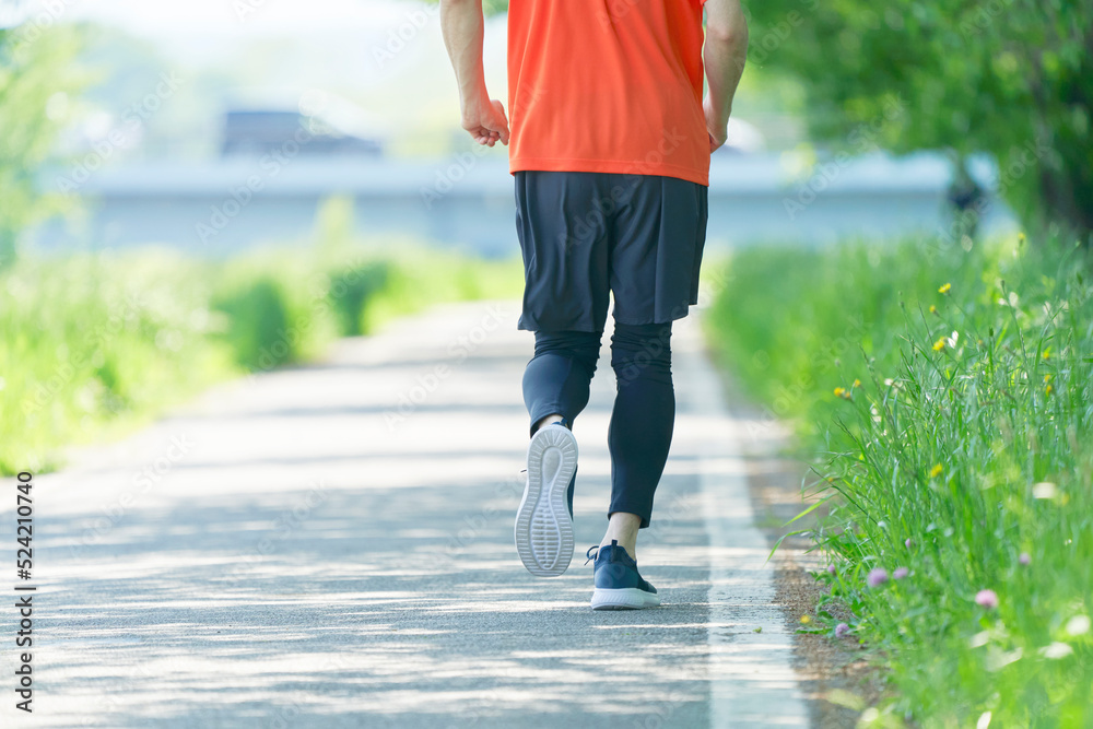 外でランニングする男性の足元