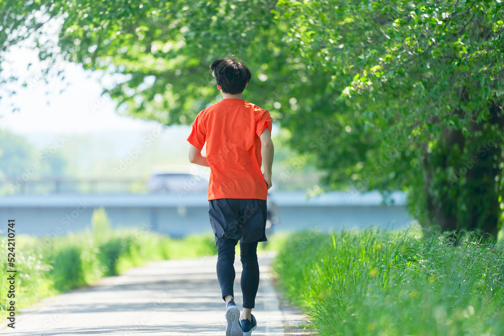 外でランニングする男性