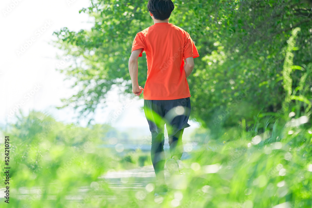 外でランニングする男性の後ろ姿