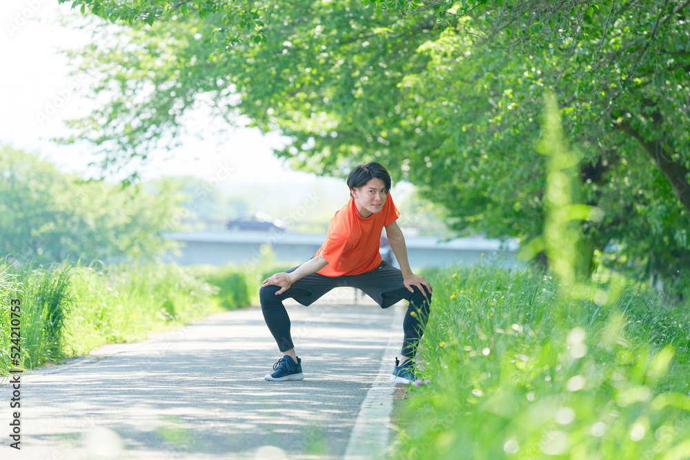 外で準備運動する男性