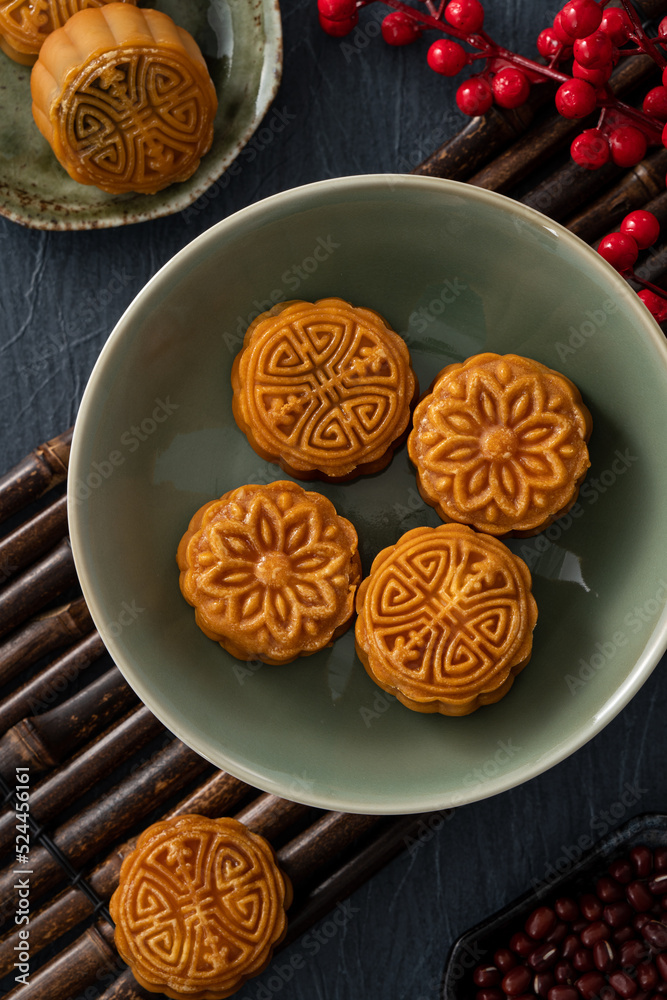 美味的中秋粤菜月饼蓝底月饼。