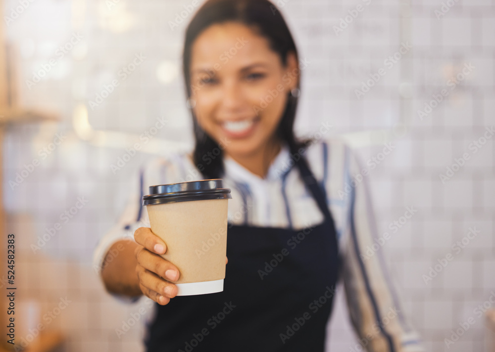 咖啡店，特写镜头，咖啡师拿着杯子递给咖啡馆的顾客。女餐厅