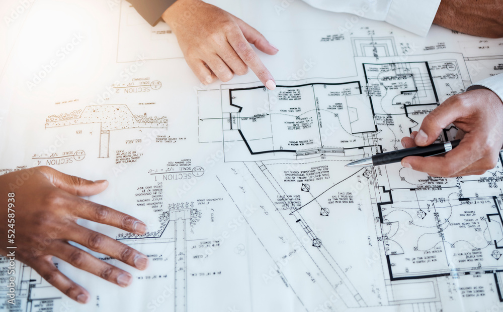 建筑师、工程师和建筑施工人员用蓝图规划项目