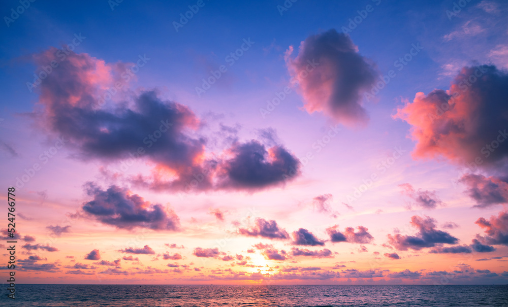 风景壮丽的云朵长时间暴露在天空中日落或海上日出时反射