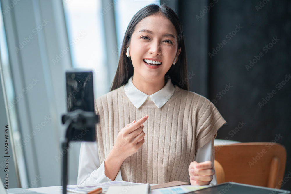 自信友好的自由职业者亚洲女性视频会议自由职业者远程工作会议