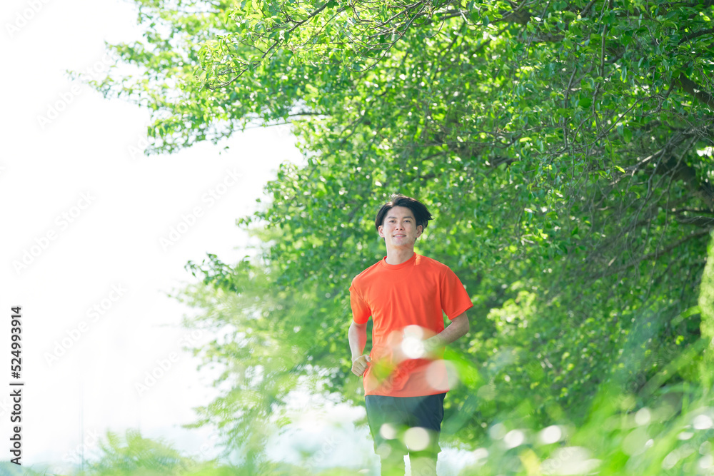 外でランニングする男性