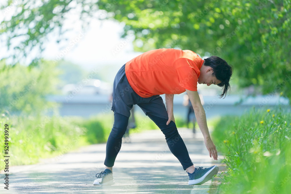 外で準備運動する男性