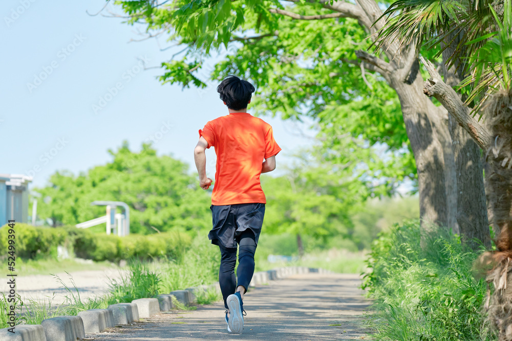 外でランニングする男性