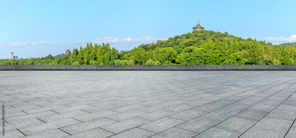 中国杭州，空旷的广场和青山，城市天际线风光。