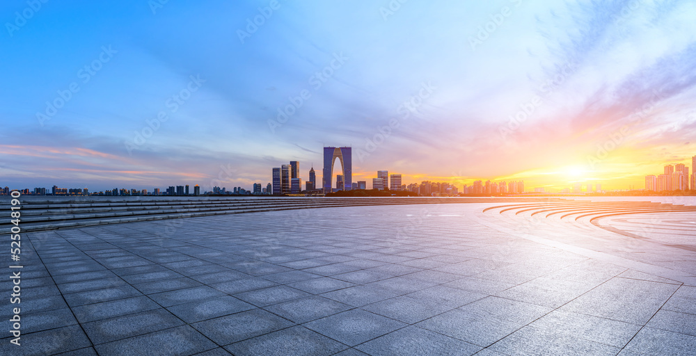 中国苏州，日落时分，空荡荡的地板和现代化的城市天际线。