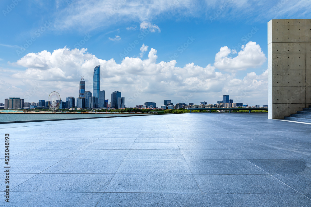 空旷的广场层和城市天际线，蓝天下有现代建筑