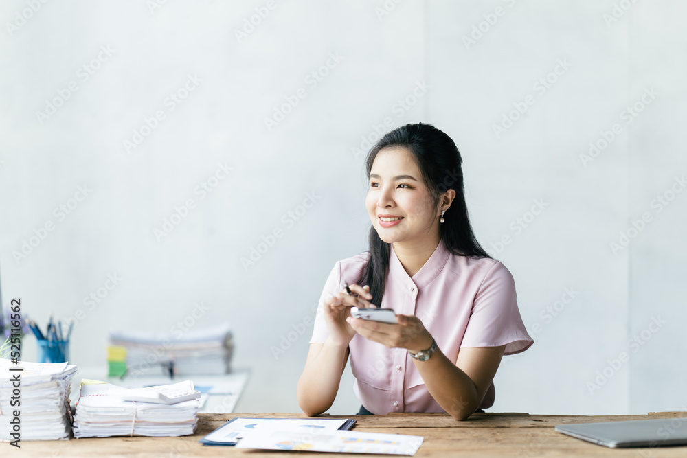 现代办公室中成功的年轻亚洲女商人的画像。自信的亚洲女商人wi