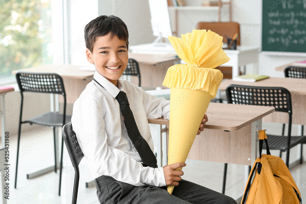 教室里戴着黄色学校锥的小男孩