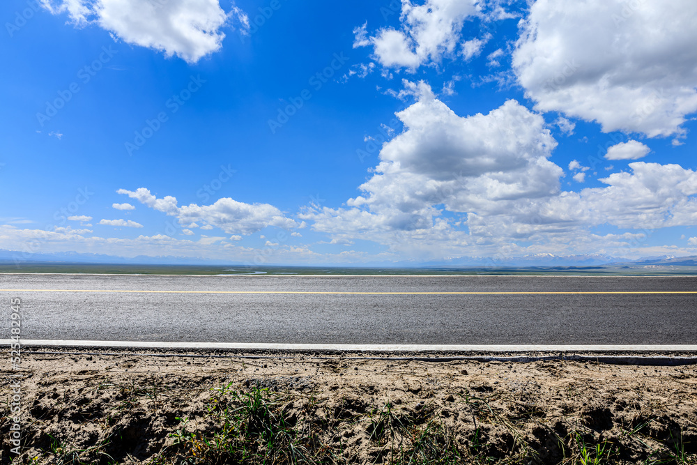 沥青公路和美丽的天空云朵背景