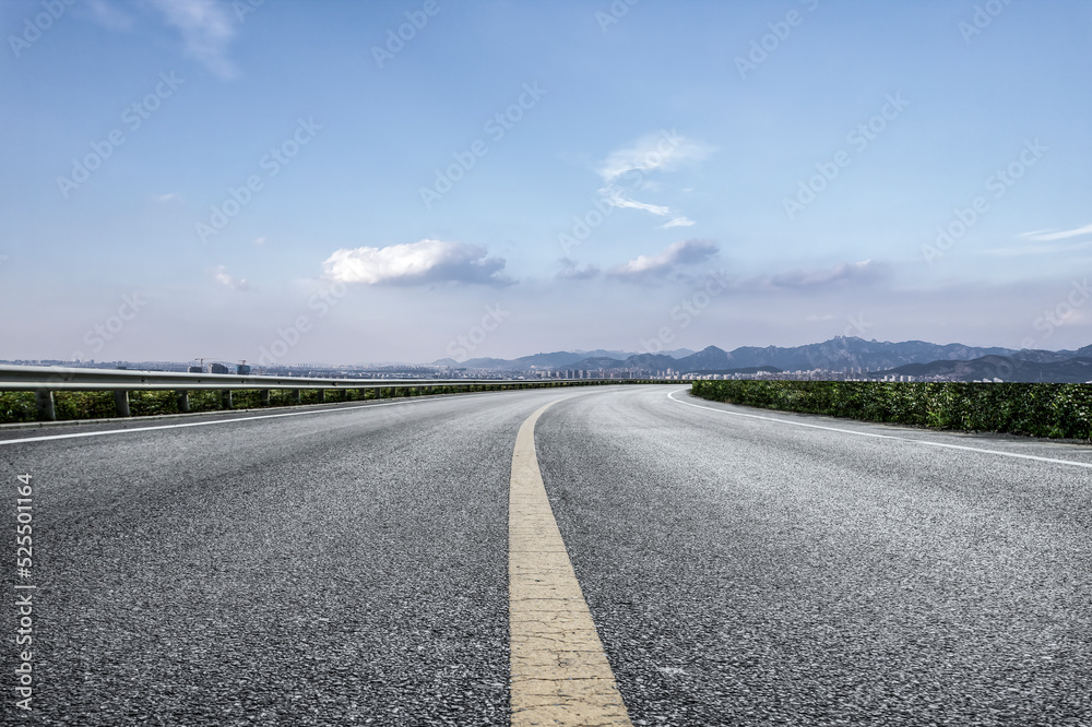 道路和城市建筑景观天际线