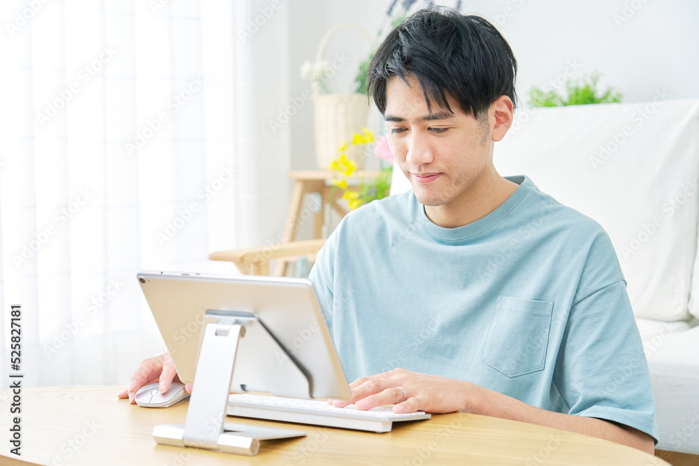 リビングでタブレットを使う男性