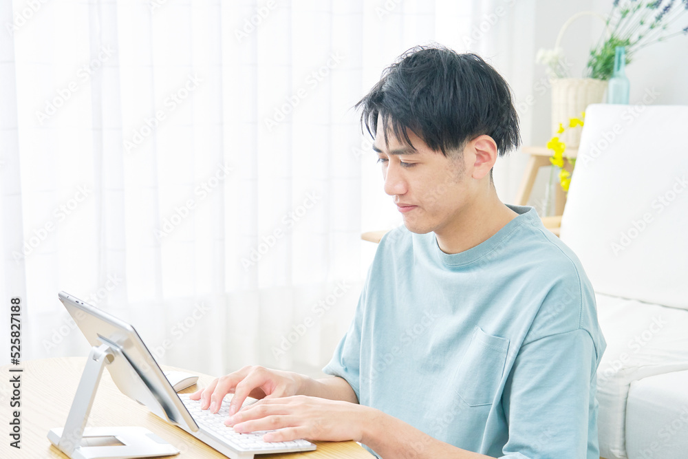 リビングでタブレットを使う男性