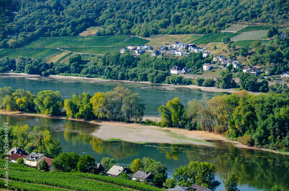 Rhein mit Niedrigwasser bei Lorch im Sommer 2022