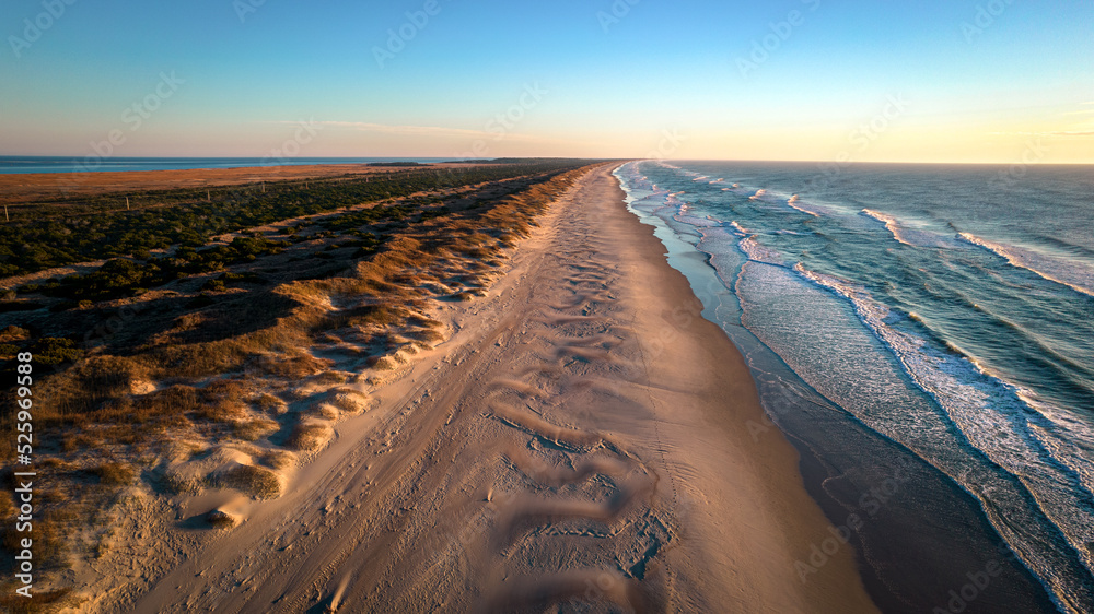 日出时美国北卡罗来纳州Ocracoke岛海岸线和沙丘鸟瞰图