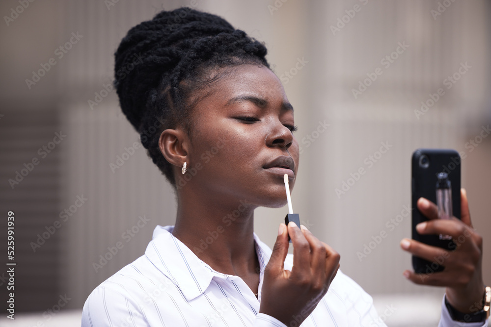 带手机拍照美容化妆品的商务女性，带口红或脸妆的商务女性