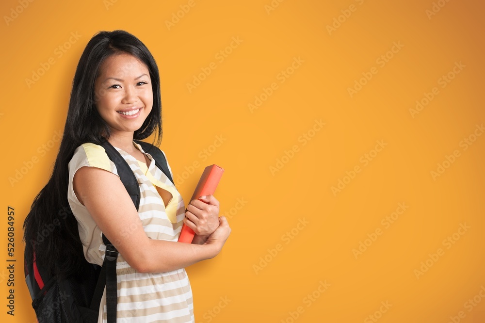 微笑的年轻女学生。高中大学教育理念。