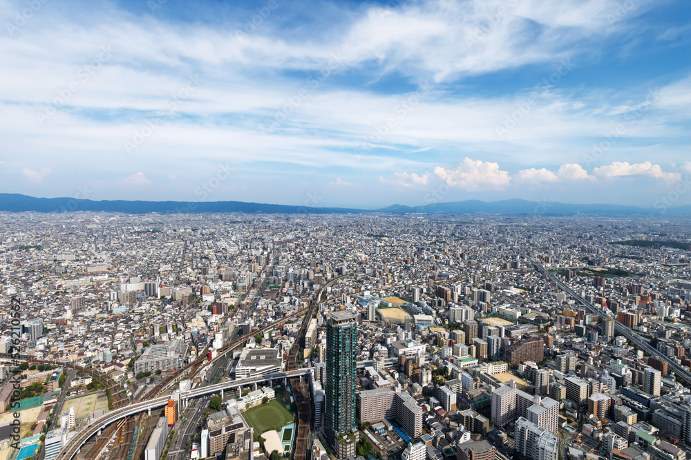 高層ビルの上から見える大阪の街並み