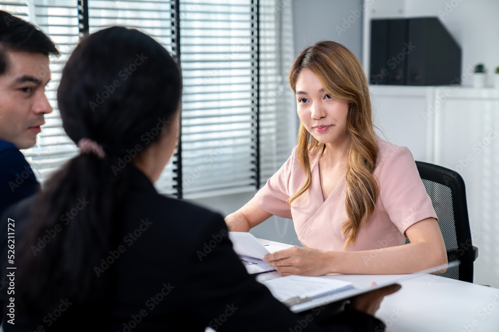 一位年轻的亚洲女性候选人试图通过自己的能力给面试官留下深刻印象。国际合作