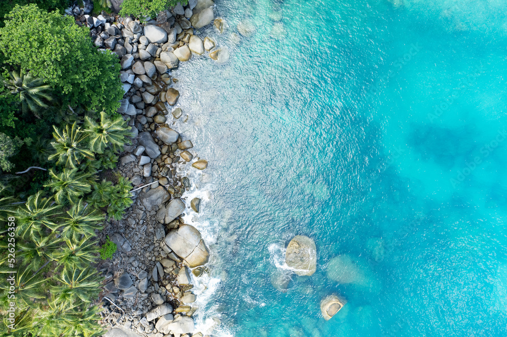 泰国普吉岛洛基海岸海浪拍打的鸟瞰景观自然景观